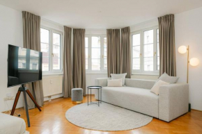 Hip APT perfect for 4 or 6, great district, metro